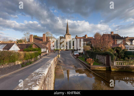 Bella luce oltre la Ford presso il ponte medievale nel pittoresco villaggio di Eynsford nel Darent Valley, Kent, Regno Unito. Foto Stock