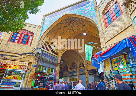 Tehran, Iran - 11 ottobre 2017: la scenic portale di ingresso di affollate grand bazaar è decorata con la calligrafia e modelli di persico, il 11 ottobre ho Foto Stock