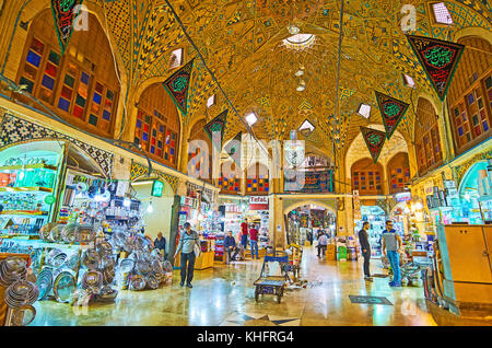 Tehran, Iran - 11 ottobre 2017: panorama di timcheh-e-hajeb od-dowleh cortile nel grand bazaar, interno è decorato con finestre di vetro macchiate, br Foto Stock