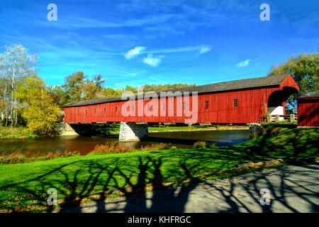 Ponte coperto Elmira Ontario Canada. West Montrose Bridge sul Grand River in estate Foto Stock