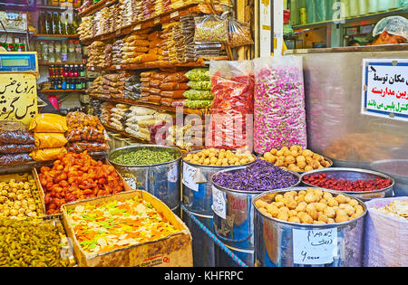 Tehran, Iran - 11 ottobre 2017: tradizionale stallo orientale con grandi quantità di spezie, erbe, secco zafferano, rose e frutti in scatole e pacchetti, gra Foto Stock