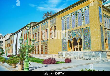 Il persiano raffinati decori di karim khani nook e il trono di marmo terrazza dietro il vecchio lampione nel palazzo golestan complessa, Teheran, ira Foto Stock