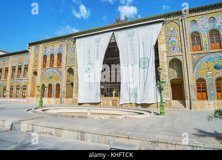 La facciata del takht-e marmar terrazza, coperta con tende durante il processo di restauro, golestan, Teheran, Iran. Foto Stock