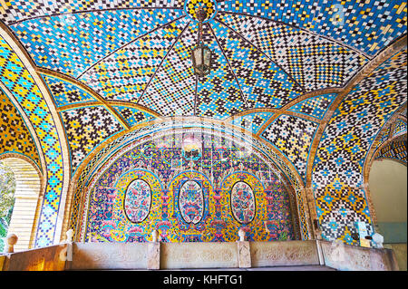 Tehran, Iran - 11 ottobre 2017: khalvat-e-karim khani è il padiglione ombreggiato in golestan con piccolo trono di marmo, è riccamente decorata con motivi Foto Stock