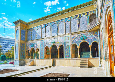 Tehran, Iran - 11 ottobre 2017: gli archi di karim khani cantuccio di golestan con colonne in pietra e decorazioni di piastrelle, persiano pattern e la fontana della Foto Stock