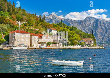 Perast villaggio dei balcani paesaggio di montagna, Kotor Bay, Montenegro Foto Stock