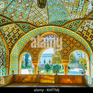 Tehran, Iran - 11 ottobre 2017: karim khani nook è l'accogliente angolo del golestan palace, è famosa per il fantastico decor persiano, fontana e piccolo ma Foto Stock