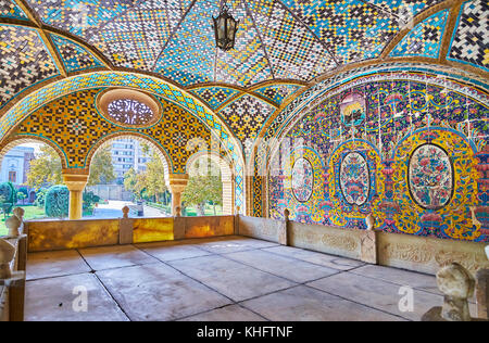 Tehran, Iran - 11 ottobre 2017: panorama di karim khani cantuccio di golestan palace con il piccolo trono di marmo, stando in ombra dell'estate pavilio Foto Stock