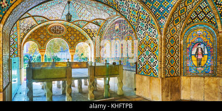 Tehran, Iran - 11 ottobre 2017: l'interna arcuata del khalvat-e karim khani di golestan palace con il piccolo trono di marmo e fantastiche pareti piastrellate Foto Stock