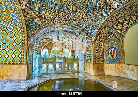 Tehran, Iran - 11 ottobre 2017: la rinfrescante fontana e piccolo trono di marmo in khalvat-e karim khani, l'accogliente angolo del palazzo golestan, utilizzato come Foto Stock