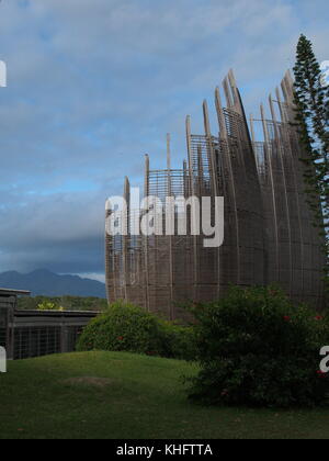 Edifici moderni di dal Centro Culturale Tjibaou a Noumea, Nuova Caledonia Foto Stock