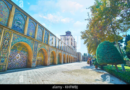 Tehran, Iran - 11 ottobre 2017: la passeggiata lungo la archi multipli di shams-ol-emareh (edificio di sole) di golestan palace, coperto con intricati til Foto Stock