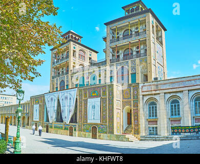 Tehran, Iran - 11 ottobre 2017: l'edificio del sole (shams-ol-emareh) è l'enorme edificio con alte torri, perfettamente visto da diverse parti di andare Foto Stock