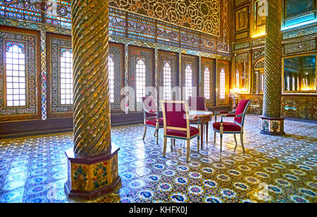 Tehran, Iran - 11 ottobre 2017: la sala principale di emarat-e badgir (torri del vento costruzione) di golestan palace con pavimento piastrellato, pilastri decorati con Foto Stock