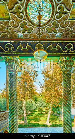 Tehran, Iran - 11 ottobre 2017: il portico di emarat-e badgir (torri del vento costruzione) di golestan palace è decorato con specchio traceries, rilievo SIF Foto Stock