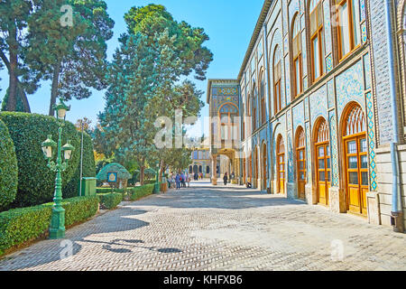 Tehran, Iran - 11 ottobre 2017: la passeggiata lungo il edifici di golestan palace e il suo giardino ombreggiato, il 11 ottobre a Tehran. Foto Stock