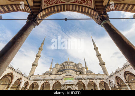 Vista sulla moschea blu dal suo cortile ad Istanbul in Turchia. Foto Stock