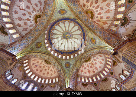 Le cupole della moschea blu dall'interno, a Istanbul, Turchia. Foto Stock