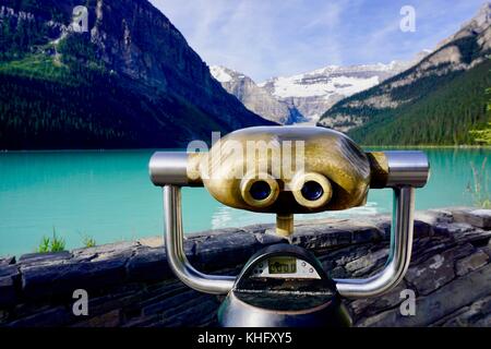 Close up a gettone binocolo di fronte al lago Louise Foto Stock