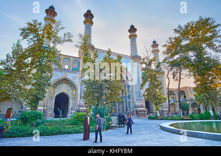 Tehran, Iran - 11 ottobre 2017: l'architettura di sepahsalar (shahid motahari) moschea fu ispirato da moschee di Isfahan e Hagia Sophia di è Foto Stock