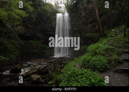 Henrhyd falls / sgwd henrhyd. a 90 piedi, questo è il più alto la cascata nel Galles del Sud. Foto Stock