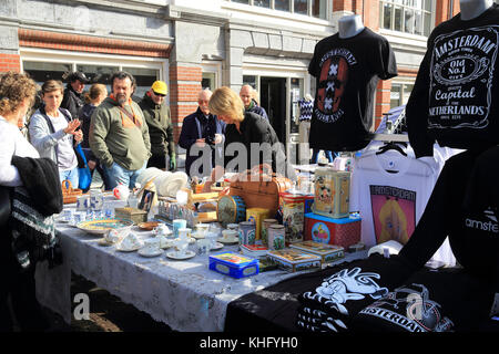 Il popolare, vivace Waterlooplein mercato delle pulci, ad Amsterdam, nei Paesi Bassi, Nord Europa Foto Stock