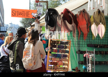 Il popolare, vivace Waterlooplein mercato delle pulci, ad Amsterdam, nei Paesi Bassi, Nord Europa Foto Stock