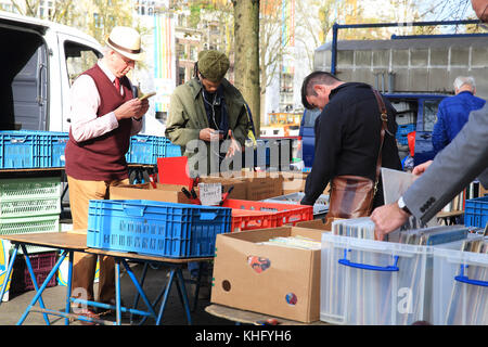 Il popolare, vivace Waterlooplein mercato delle pulci, ad Amsterdam, nei Paesi Bassi, Nord Europa Foto Stock