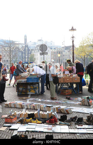 Stallo TBook sul popolare, vivace Waterlooplein mercato delle pulci, ad Amsterdam, nei Paesi Bassi, Nord Europa Foto Stock