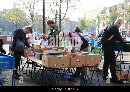 Stallo TBook sul popolare, vivace Waterlooplein mercato delle pulci, ad Amsterdam, nei Paesi Bassi, Nord Europa Foto Stock