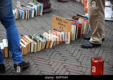 Stallo TBook sul popolare, vivace Waterlooplein mercato delle pulci, ad Amsterdam, nei Paesi Bassi, Nord Europa Foto Stock