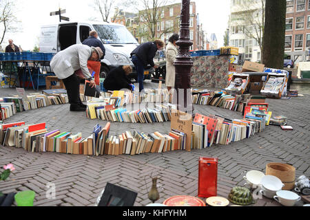 Stallo TBook sul popolare, vivace Waterlooplein mercato delle pulci, ad Amsterdam, nei Paesi Bassi, Nord Europa Foto Stock