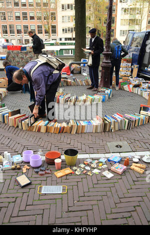 Stallo TBook sul popolare, vivace Waterlooplein mercato delle pulci, ad Amsterdam, nei Paesi Bassi, Nord Europa Foto Stock