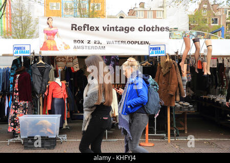 Abbigliamento Vintage in stallo sul popolare, vivace Waterlooplein mercato delle pulci, ad Amsterdam, nei Paesi Bassi, Nord Europa Foto Stock