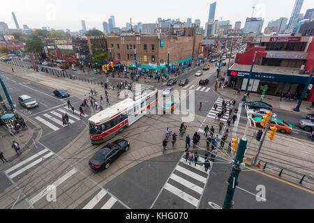 Toronto, Canada - 14 ottobre 2017: crocevia di dundas st e spadina st in Cina il quartiere della città di Toronto, Ontario, Canada Foto Stock