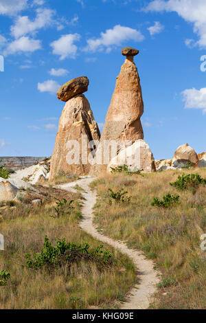 Terreni estremi della Cappadocia con camini di fata e formazioni di roccia vulcanica, Cappadocia, Turchia. Foto Stock