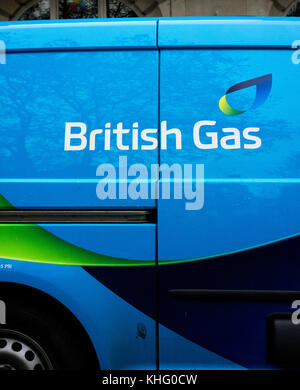 Un British Gas Services Limited logo sul lato di uno dei suoi furgoni di installazione Foto Stock