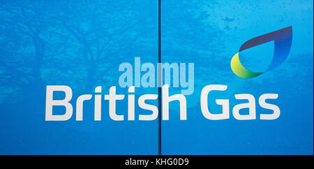 Riflesso di un albero e di un logo British gas Services Limited sul lato di uno dei suoi furgoni di installazione Foto Stock