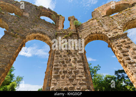 Resti di un acquedotto romano ad Aspendos, Antalya, Turchia. Foto Stock