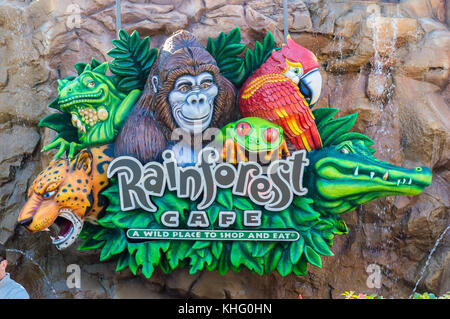 Orlando, Stati Uniti d'America - ottobre 30th, 2017: Rainforest cafe segno montati all'esterno del ristorante Foto Stock