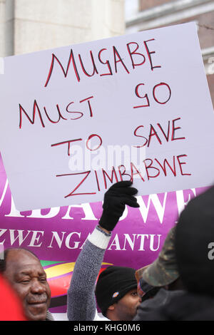 Londra, Regno Unito. 21 Febbraio 2015: centinaia di manifestanti dello Zimbabwe di prendere parte a una dimostrazione al di fuori dello Zimbabwe Casa nel centro di Londra su Mugabe il 91º compleanno nel febbraio 21st. Robert Gabriel Mugabe mi è stato Presidente dello Zimbabwe a partire dal 1987, e in precedenza aveva portato lo Zimbabwe come primo ministro dal 1980 al 1987. Credito: David Mbiyu/Alamy Live News Foto Stock