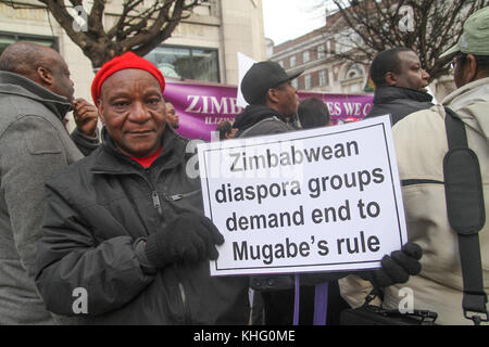 Londra, Regno Unito. 21 Febbraio 2015: centinaia di manifestanti dello Zimbabwe di prendere parte a una dimostrazione al di fuori dello Zimbabwe Casa nel centro di Londra su Mugabe il 91º compleanno nel febbraio 21st. Robert Gabriel Mugabe mi è stato Presidente dello Zimbabwe a partire dal 1987, e in precedenza aveva portato lo Zimbabwe come primo ministro dal 1980 al 1987. Credito: David Mbiyu/Alamy Live News Foto Stock