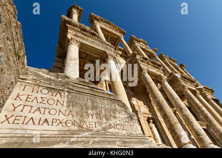 La facciata della libreria romana di Celso e iscrizioni greche nelle rovine di Efeso in Turchia. Foto Stock