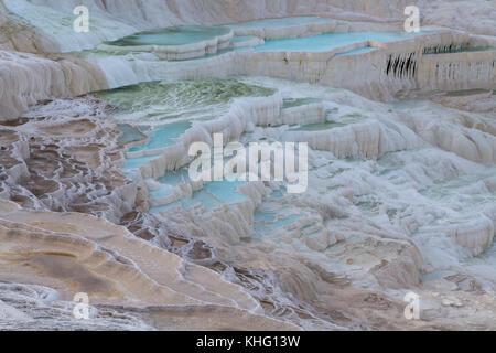 Deposito di calcio piscine di Pamukkale, noto anche come castello di cotone, in Turchia. Foto Stock