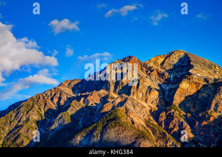 Alba proietta un bagliore dorato sulla sommità della piramide montagna nel Parco Nazionale di Jasper in Alberta, Canada Foto Stock