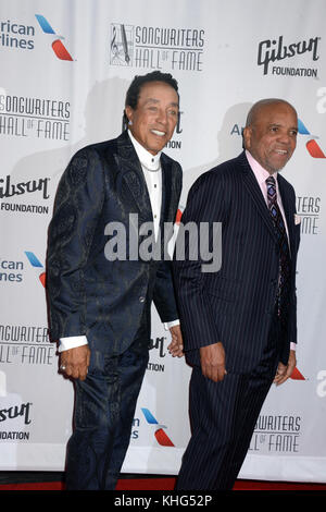 NEW YORK, NY - 15 GIUGNO: Smokey Robinson, Berry Gordy partecipa al 48° Annual Songwriters Hall of Fame Induction and Awards Gala presso il New York Marriott Marquis Hotel il 15 giugno 2017 a New York City persone: Smokey Robinson, Berry Gordy Transmission Ref: MNC1 Foto Stock