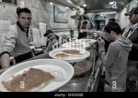 Habibah arabo negozio di dolci che rende un deserto popolare chiamato kunafah fatta con formaggio nabulsi.. Amman Giordania, medio oriente Foto Stock