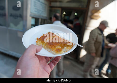 Habibah arabo negozio di dolci che rende un deserto popolare chiamato kunafah fatta con formaggio nabulsi. Amman Giordania. Foto Stock