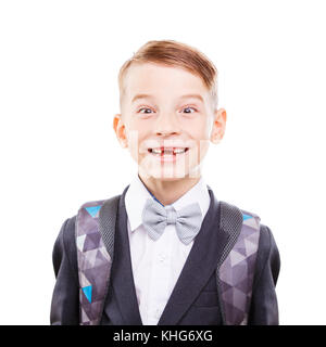 Giovani carini scuola primaria studente ingannare intorno a. Giovani carino schoolboy mostra teethless sorriso isolati su sfondo bianco Foto Stock