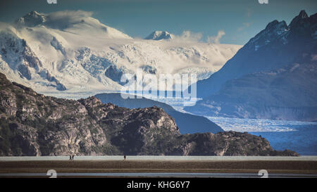 Passeggiate nella distanza di fronte del ghiacciaio Grey / grigio nel parco nazionale di Torres del Paine Cile Foto Stock